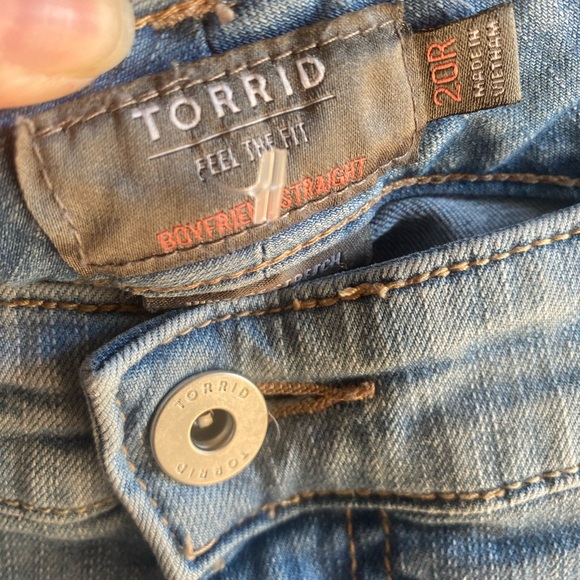 Torrid Boyfriend Straight NWOT 20R Medium Distressed Premium Stretch Mid Rise - Picture 6 of 11